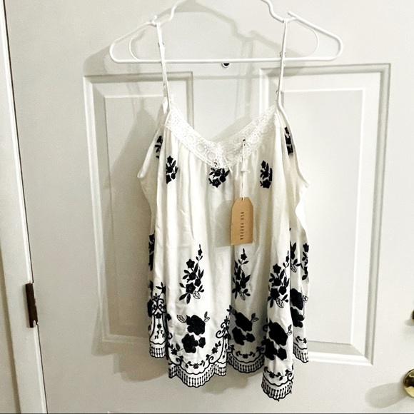 🎉8X HP🎉M Blu Pepper Cold Shoulder Top NWT! - Picture 3 of 10